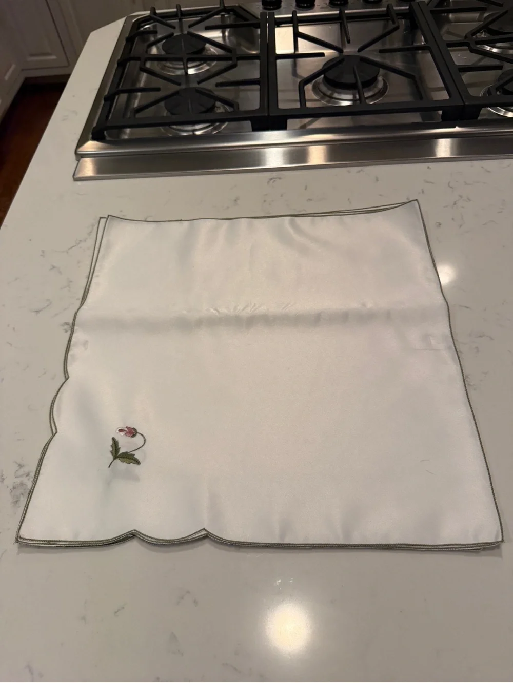Vintage Set of 8 White Embroidered Floral Cloth Napkins Scalloped Edge NEW